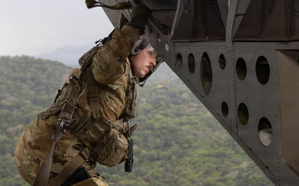 SOUTHCOM Commander meets with Panama government officials