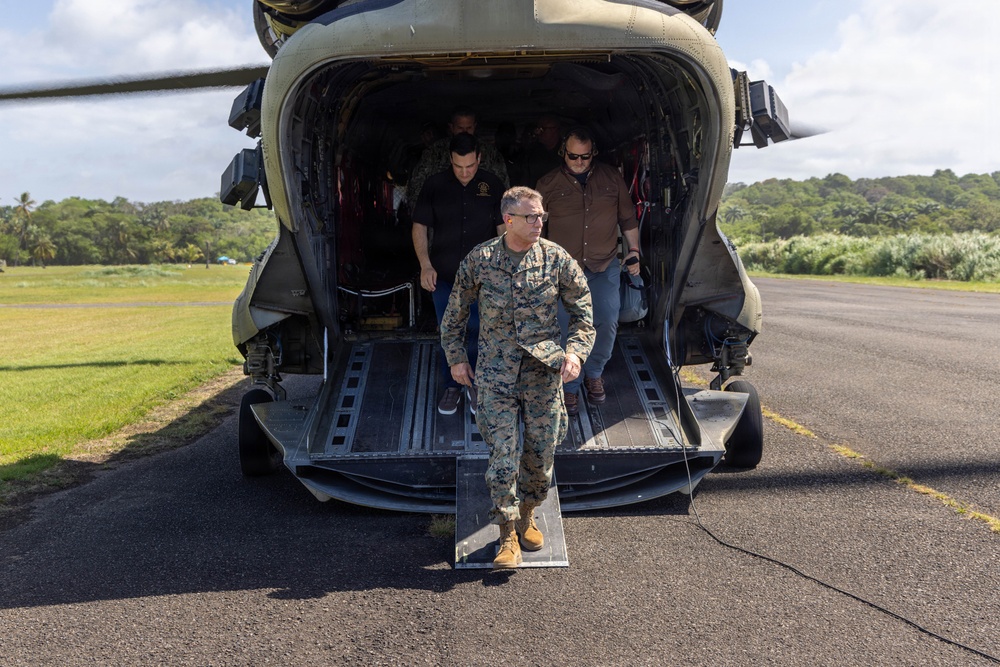 SOUTHCOM Commander meets with Panama government officials