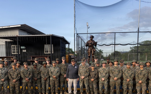 SOUTHCOM Commander meets with Panama government officials