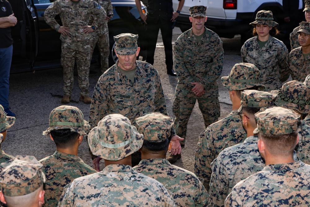 SOUTHCOM Commander meets with Panama government officials