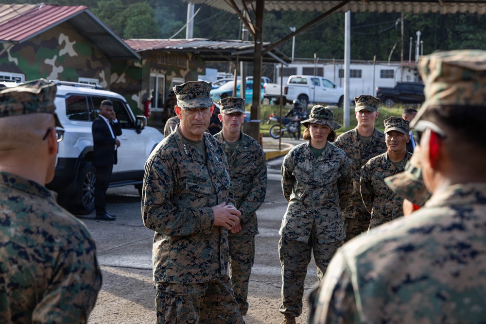 SOUTHCOM Commander meets with Panama government officials