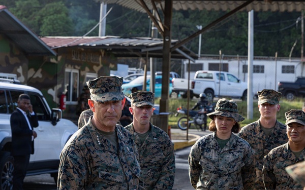 SOUTHCOM Commander meets with Panama government officials