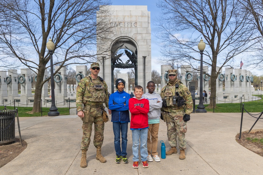 Mississippi National Guard Soldiers welcome veterans to the World War II Memorial
