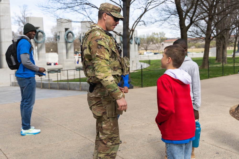 Mississippi National Guard Soldiers welcome veterans to the World War II Memorial