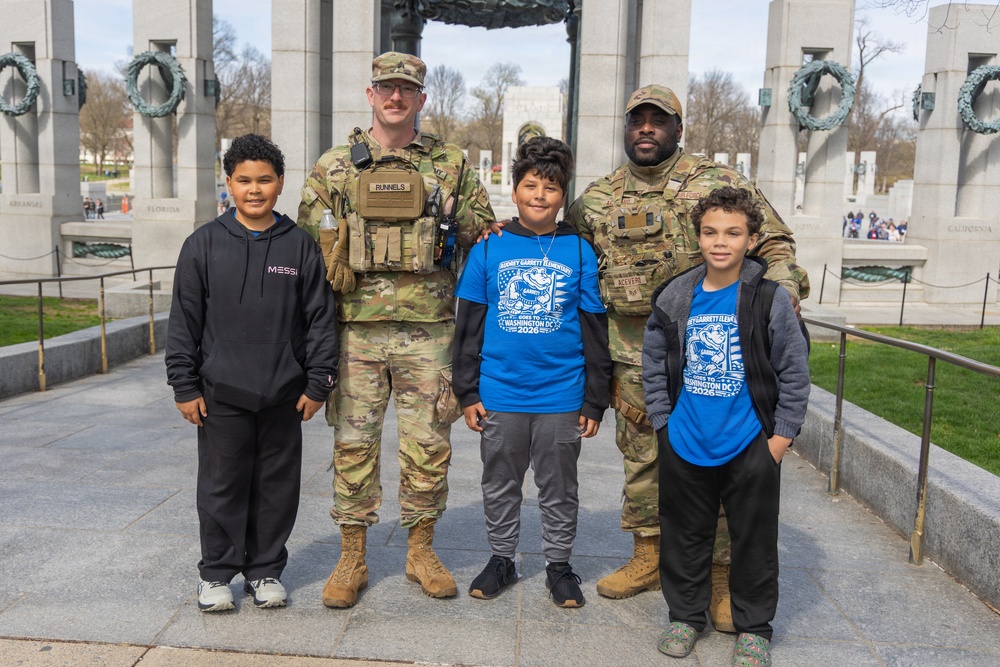 Mississippi National Guard Soldiers welcome veterans to the World War II Memorial