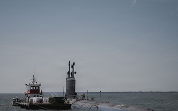 The USS Iowa visits the Naval Academy