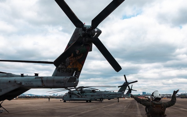 12th LCT Marines insert via CH-53E Super Stallions during air assault