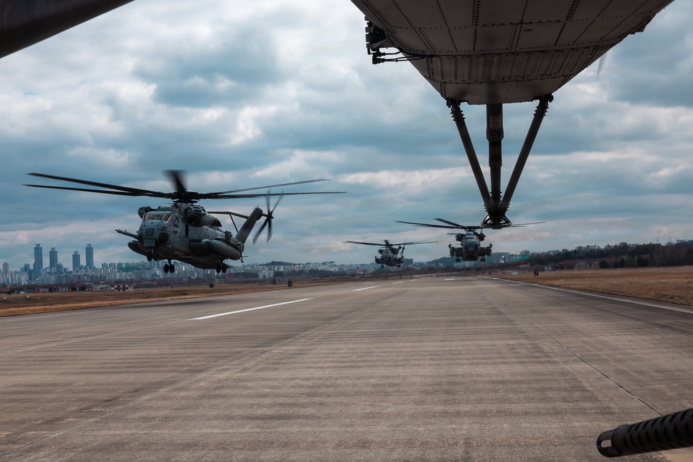 12th LCT Marines insert via CH-53E Super Stallions during air assault