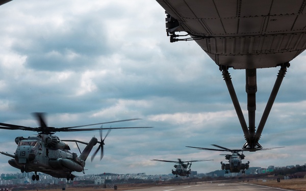 12th LCT Marines insert via CH-53E Super Stallions during air assault