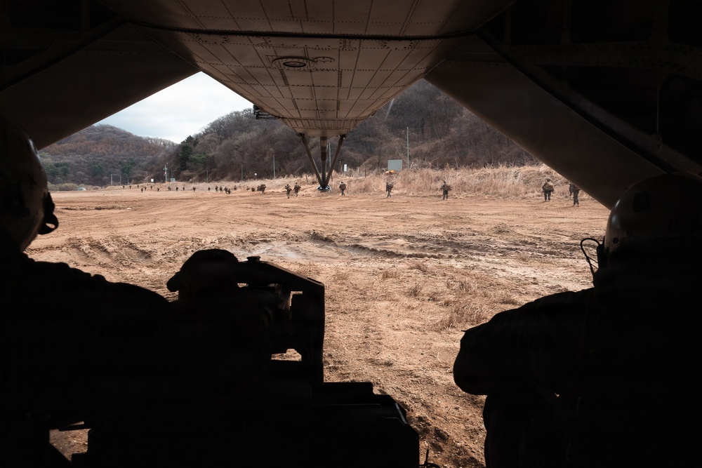 12th LCT Marines insert via CH-53E Super Stallions during air assault