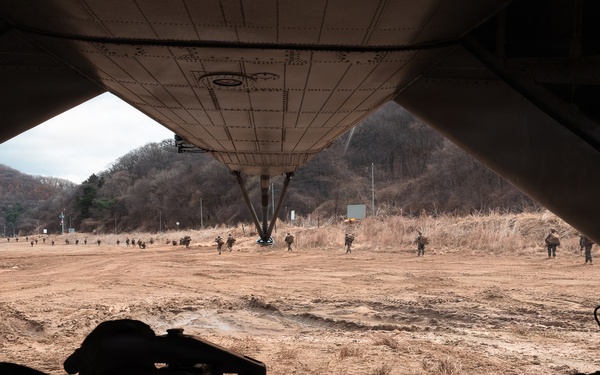 12th LCT Marines insert via CH-53E Super Stallions during air assault