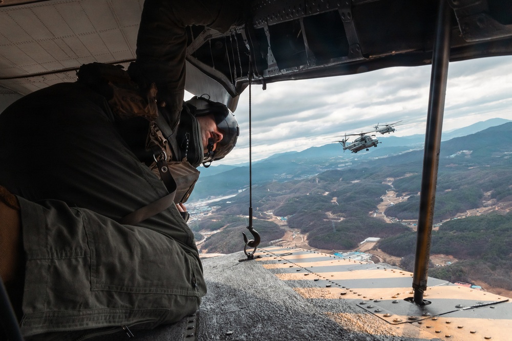 12th LCT Marines insert via CH-53E Super Stallions during air assault