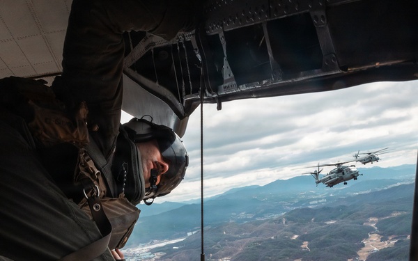 12th LCT Marines insert via CH-53E Super Stallions during air assault