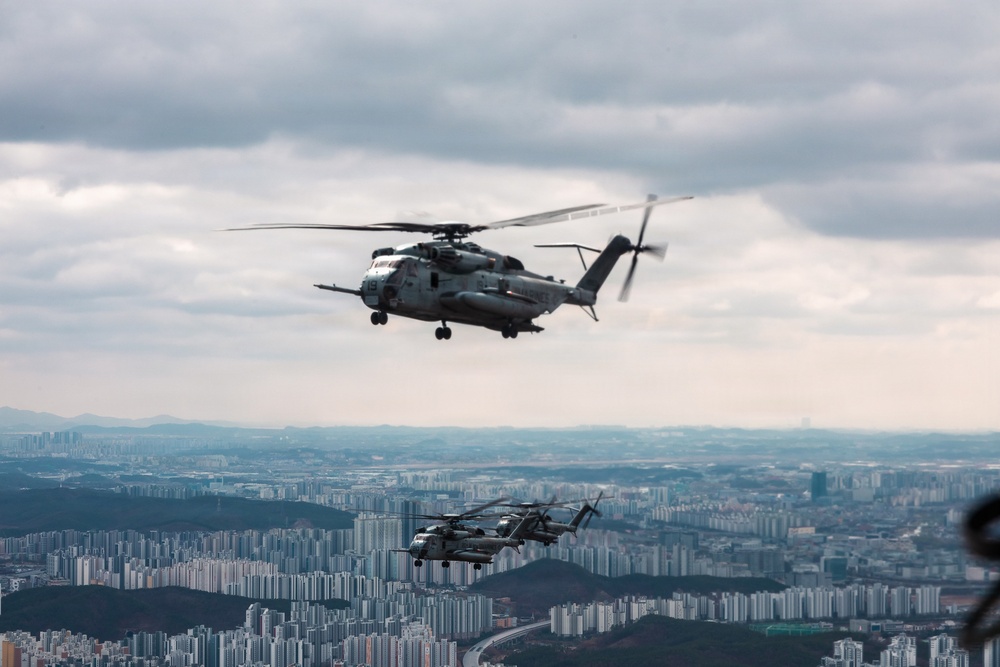 12th LCT Marines insert via CH-53E Super Stallions during air assault