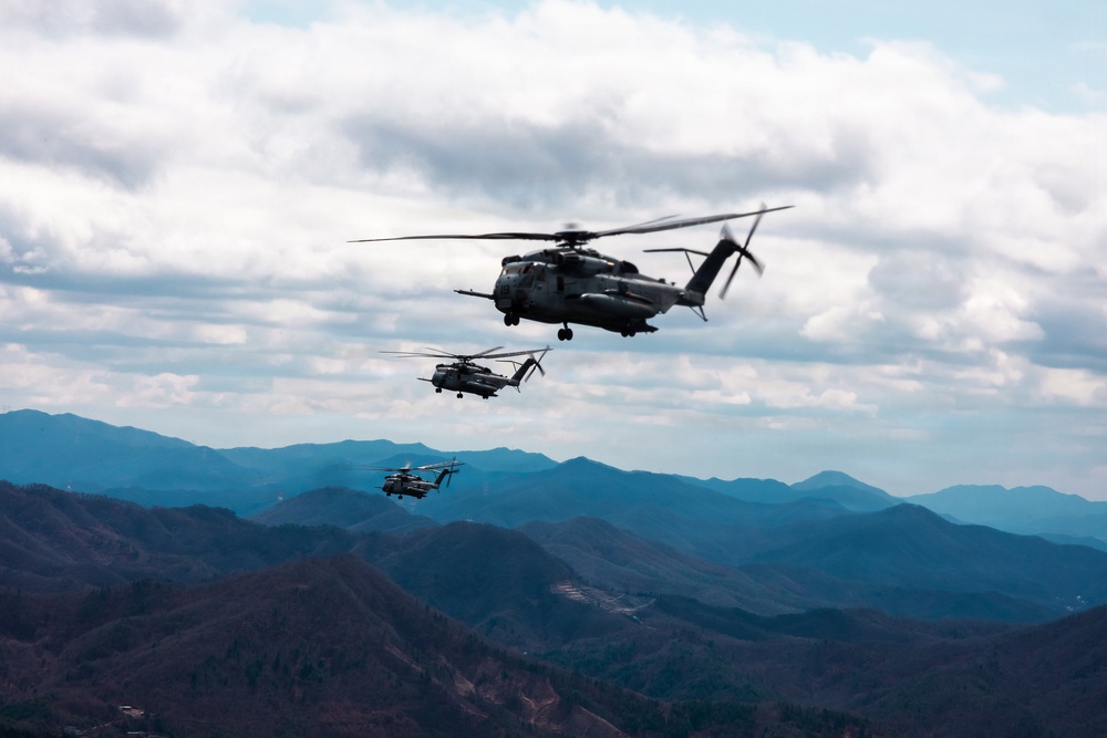 12th LCT Marines insert via CH-53E Super Stallions during air assault