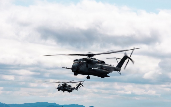 12th LCT Marines insert via CH-53E Super Stallions during air assault