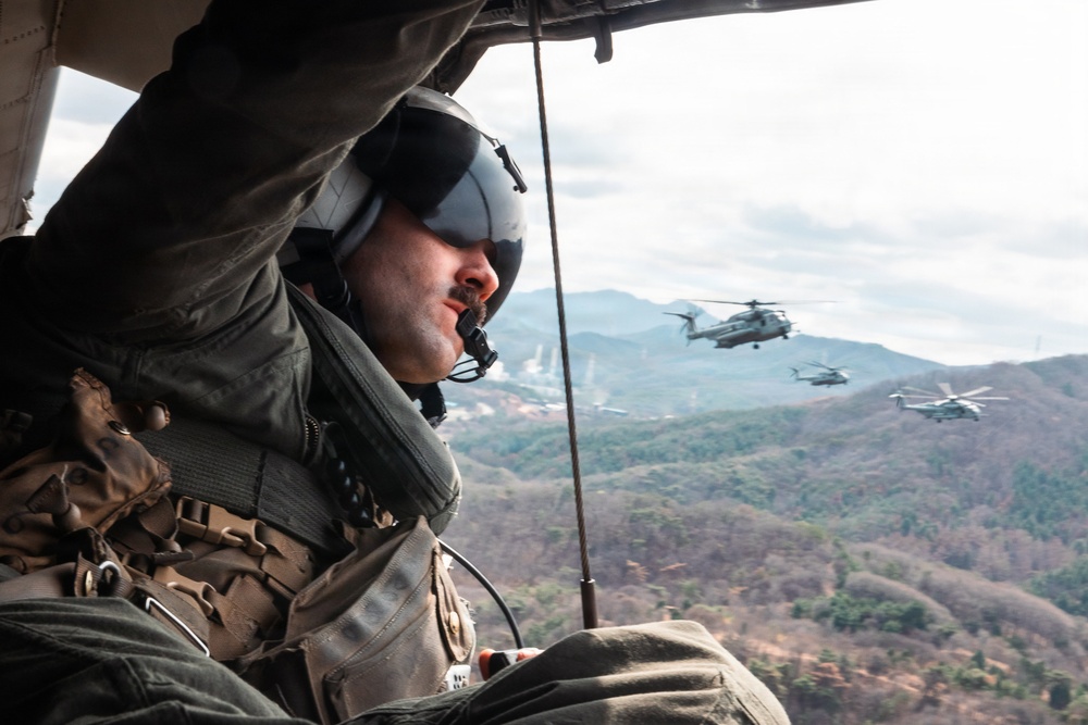 12th LCT Marines insert via CH-53E Super Stallions during air assault