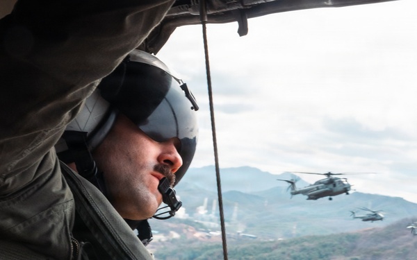12th LCT Marines insert via CH-53E Super Stallions during air assault