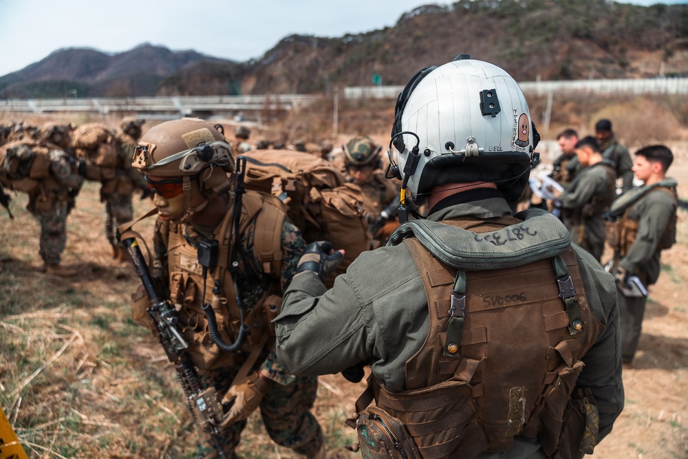 12th LCT Marines insert via CH-53E Super Stallions during air assault