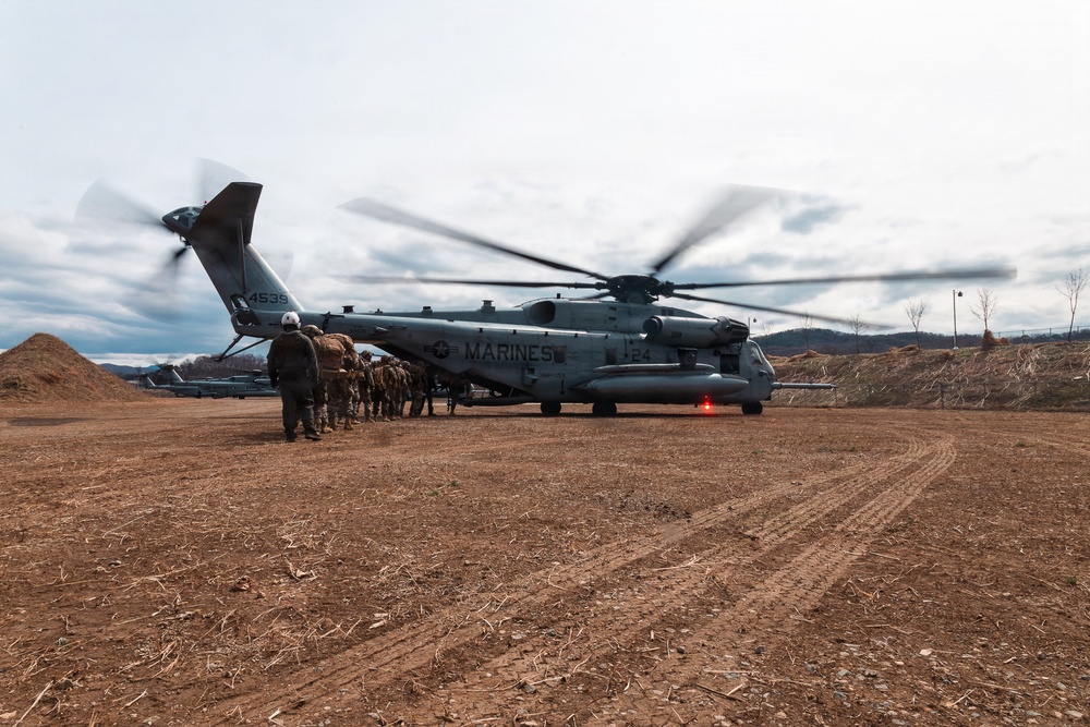12th LCT Marines insert via CH-53E Super Stallions during air assault