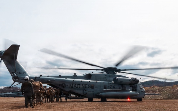 12th LCT Marines insert via CH-53E Super Stallions during air assault