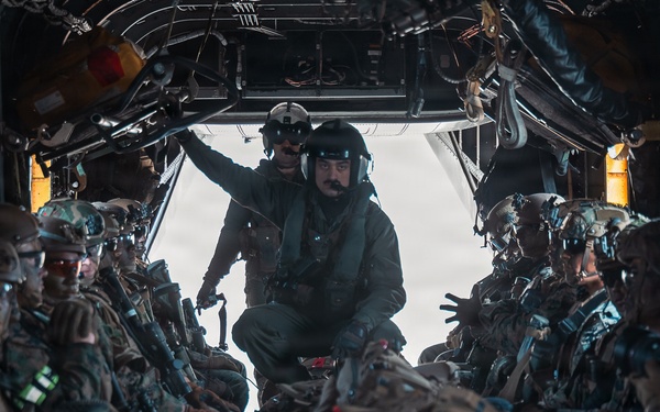 12th LCT Marines insert via CH-53E Super Stallions during air assault