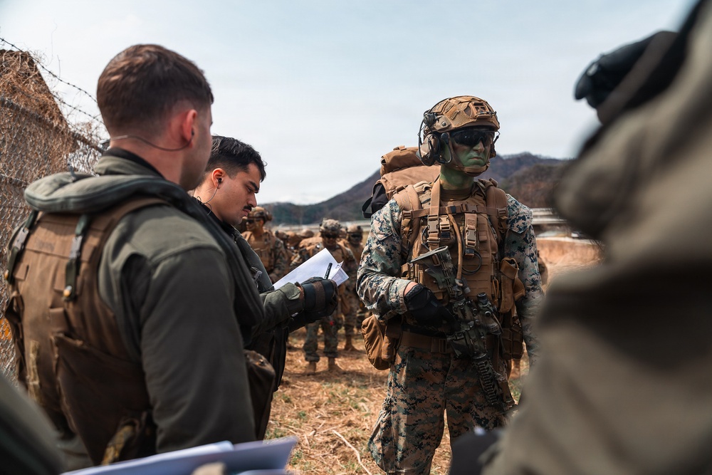 12th LCT Marines insert via CH-53E Super Stallions during air assault