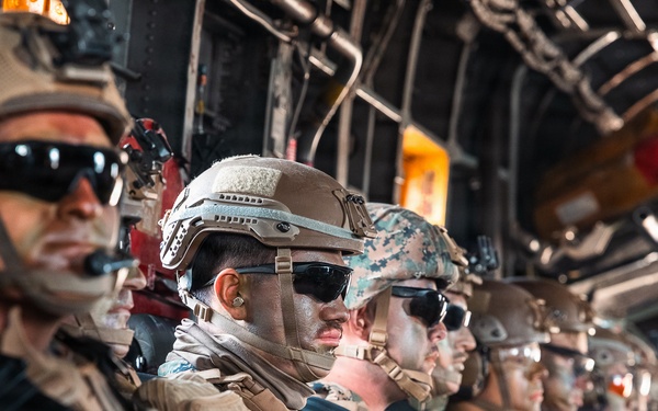 12th LCT Marines insert via CH-53E Super Stallions during air assault