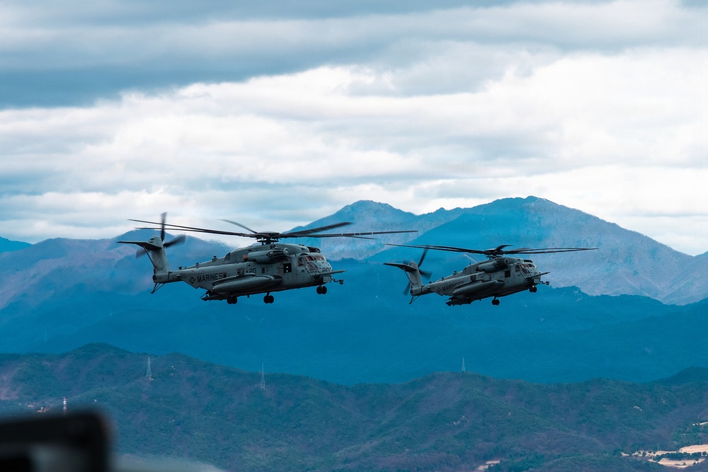 12th LCT Marines insert via CH-53E Super Stallions during air assault
