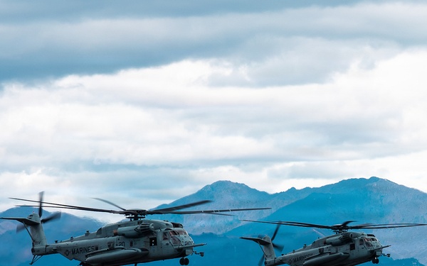 12th LCT Marines insert via CH-53E Super Stallions during air assault