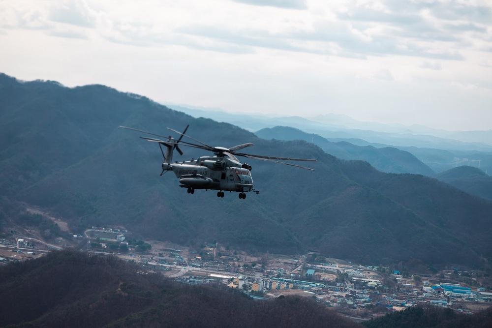 12th LCT Marines insert via CH-53E Super Stallions during air assault