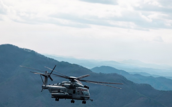 12th LCT Marines insert via CH-53E Super Stallions during air assault