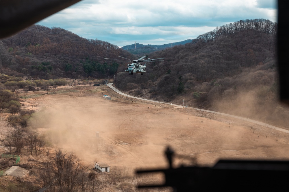 12th LCT Marines insert via CH-53E Super Stallions during air assault