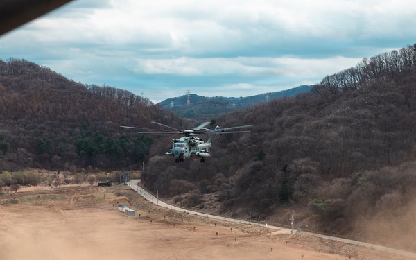 12th LCT Marines insert via CH-53E Super Stallions during air assault
