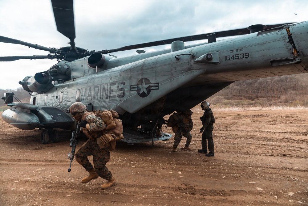 12th LCT Marines insert via CH-53E Super Stallions during air assault
