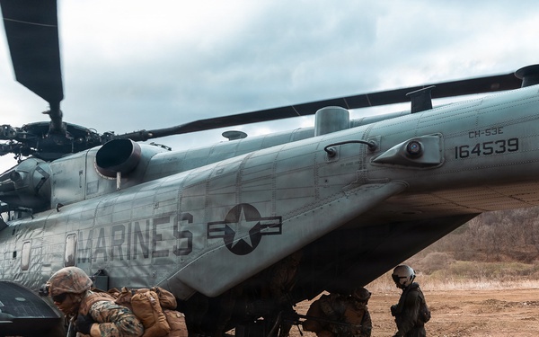 12th LCT Marines insert via CH-53E Super Stallions during air assault