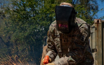 U.S. Soldiers Train with Exothermic Torch