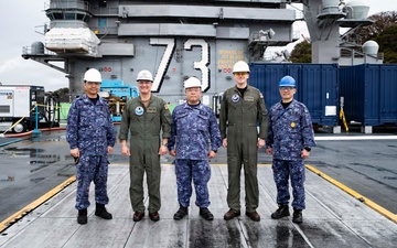 George Washington hosts Izumo for an Award Ceremony