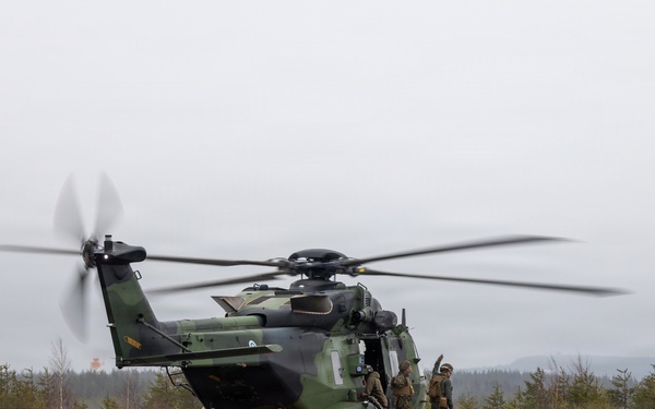 CORE26 |Finnish Air Force, U.S. Marines Join Together to Fuel Aircraft in the Arctic
