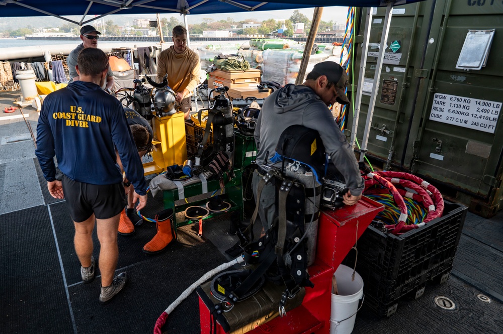 26-1PH Conducts Diving Operations