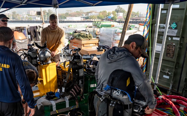 26-1PH Conducts Diving Operations