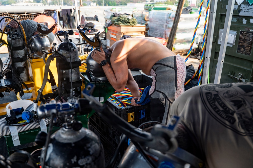 26-1PH Conducts Diving Operations