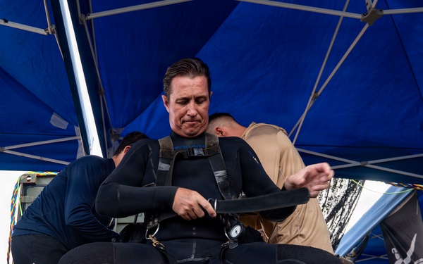 26-1PH Conducts Diving Operations