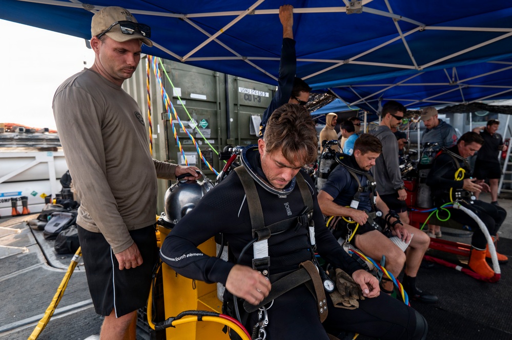 26-1PH Conducts Diving Operations