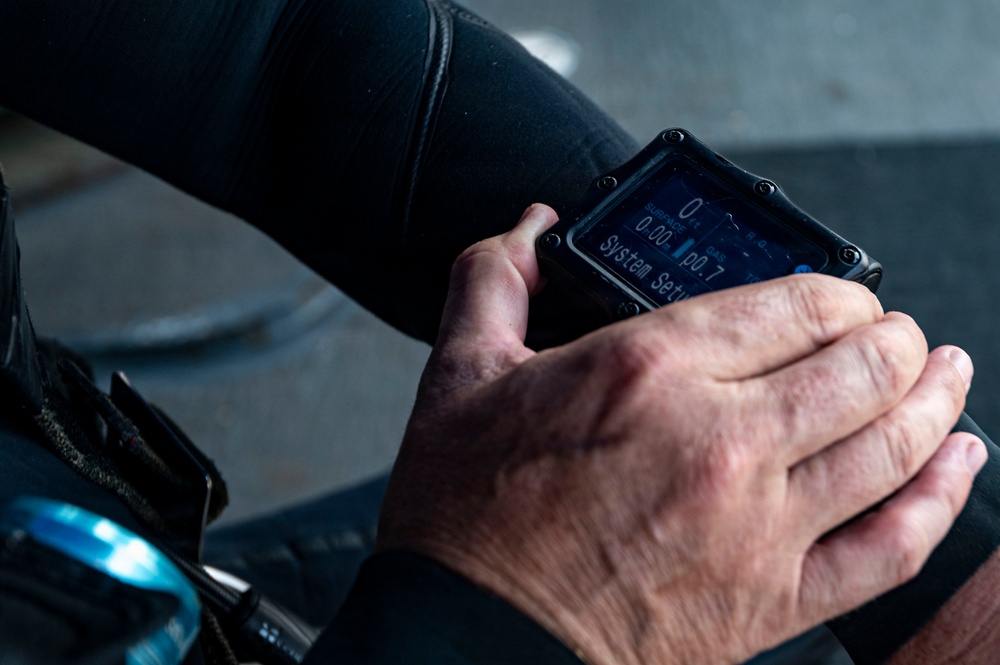 26-1PH Conducts Diving Operations