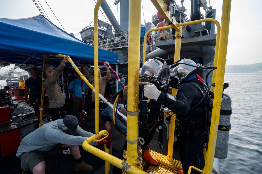 26-1PH Conducts Diving Operations