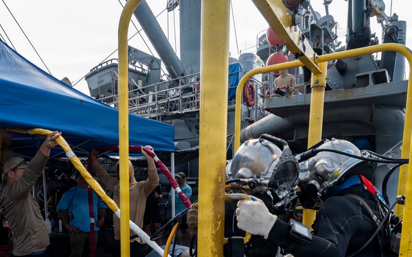26-1PH Conducts Diving Operations
