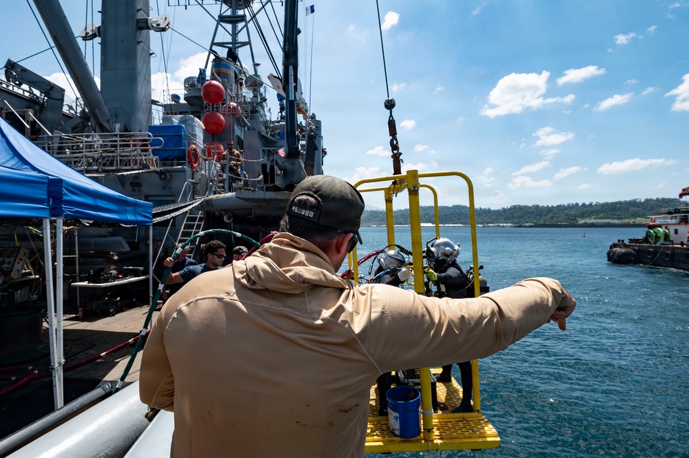 26-1PH Conducts Diving Operations