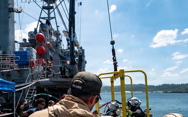 26-1PH Conducts Diving Operations