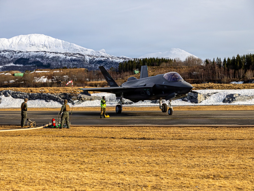 CORE26 | Royal Norwegian Air Force, U.S. Marines Join Together to Fuel Aircraft in the Arctic